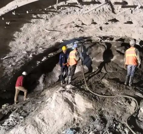 新城镇拱顶带模注浆料的施工流程及注意事项